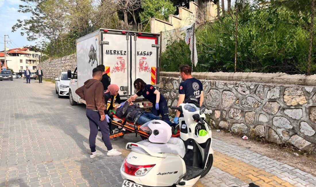 Kula ilçesinde meydana gelen trafik kazasında otomobil ile motosiklet çarpıştı,