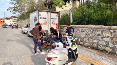 Kula ilçesinde meydana gelen trafik kazasında otomobil ile motosiklet çarpıştı,