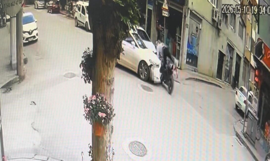 İnegöl ilçesinde meydana gelen trafik kazasında, bir otomobil ile çarpışan
