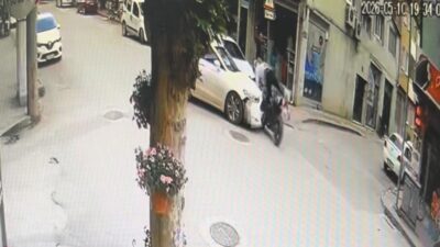İnegöl ilçesinde meydana gelen trafik kazasında, bir otomobil ile çarpışan