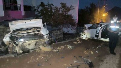 Adıyaman’ın Kahta ilçesinde, bir otomobilin kontrolünden çıkarak park halindeki başka