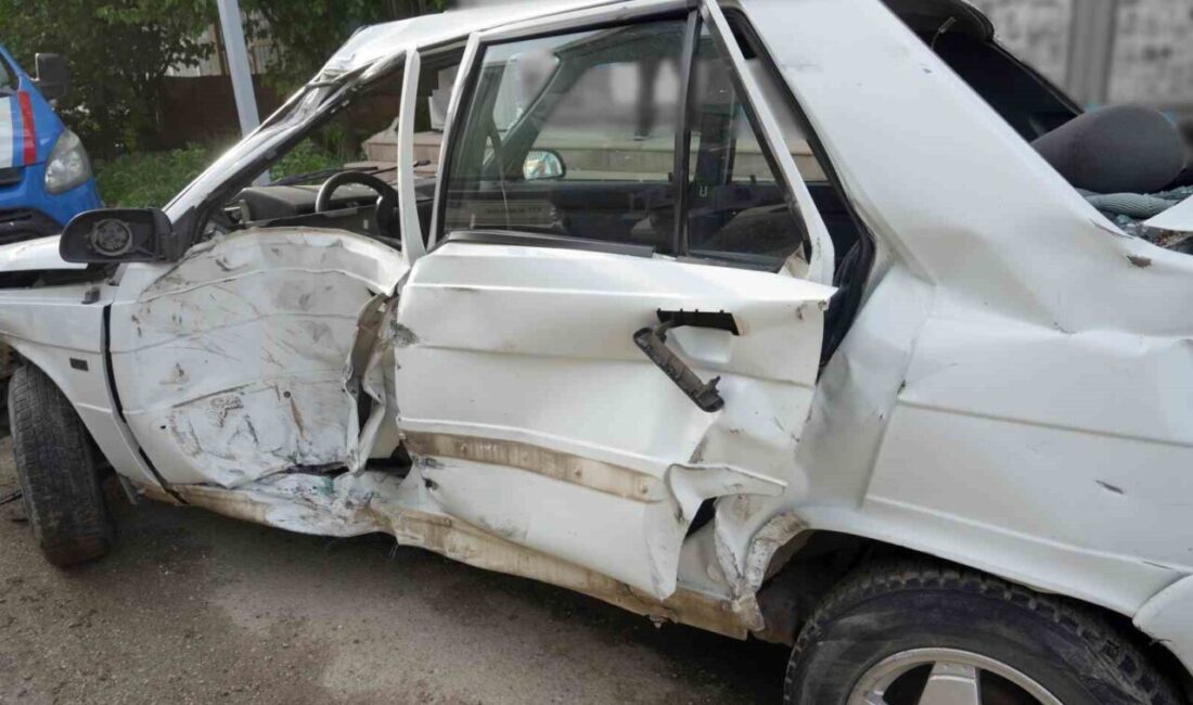 Kastamonu’nun Taşköprü ilçesinde meydana gelen trafik kazasında, park halindeki bir