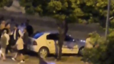 Adana’da bir sürücü, kontrolünü kaybederek otomobilini sulama kanalının korkuluklarına çarptırdı