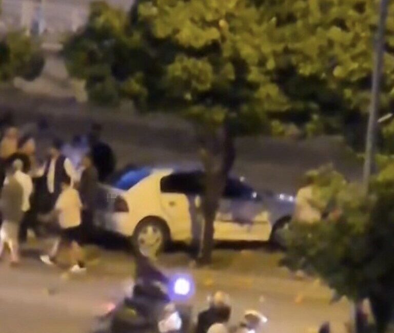 Adana’da bir sürücü, kontrolünü kaybederek otomobilini sulama kanalının korkuluklarına çarptırdı