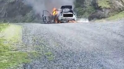 Giresun’un Eynesil ilçesinde seyir halindeyken alev alan bir araç, tamamen