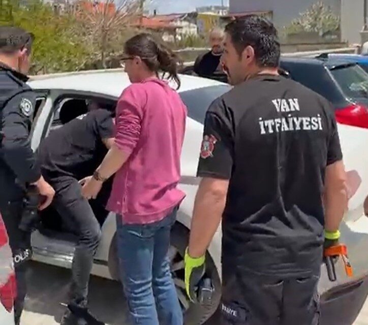 Van’da, bir anne otomobilinin anahtarını içeride unutunca araçta kilitli kalan