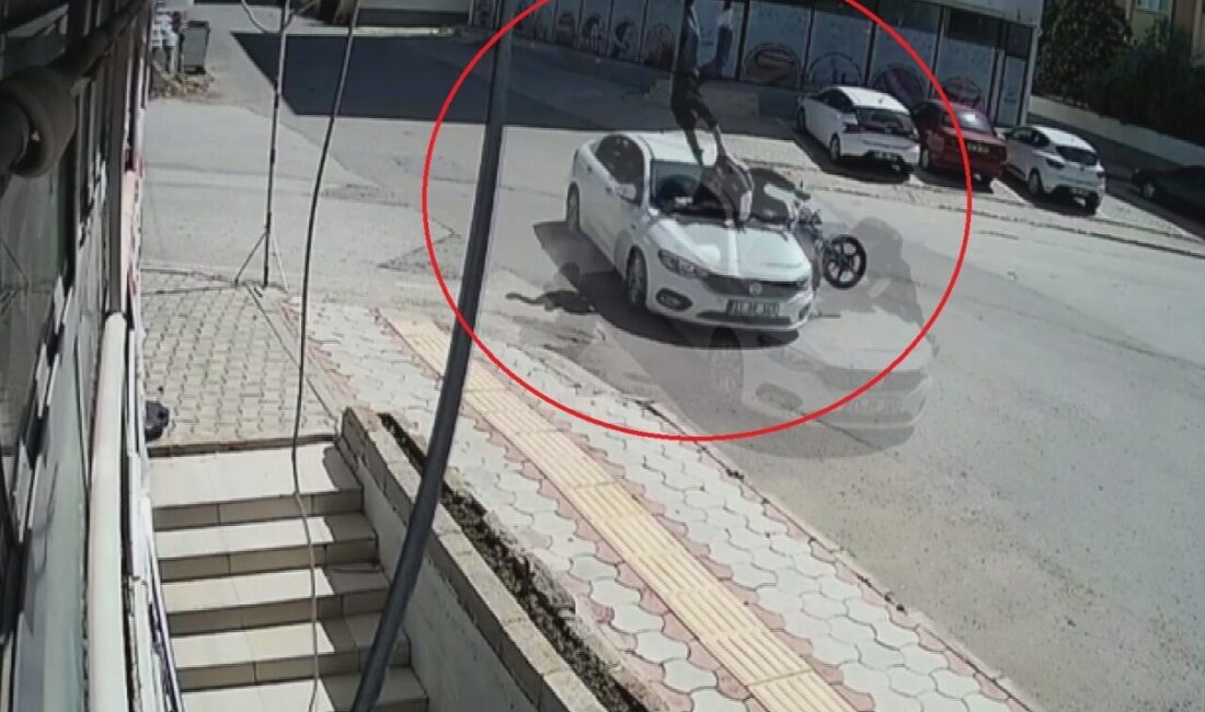 Reyhan ilçesinde yaşanan olayda, seyir halindeki bir otomobile ok gibi