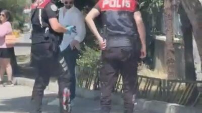 İzmir’in Karabağlar ilçesinde bir yavru kedinin yolun karşısına geçmeye çalışırken