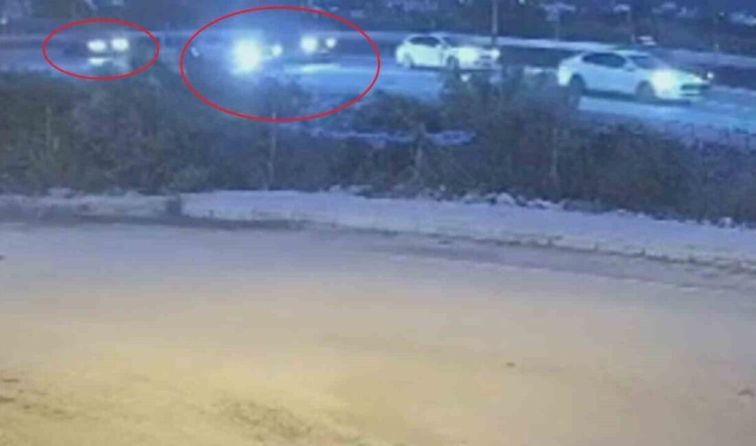Samandağ ilçesinde hızla seyreden bir aracın, kırmızı ışıkta bekleyen 2