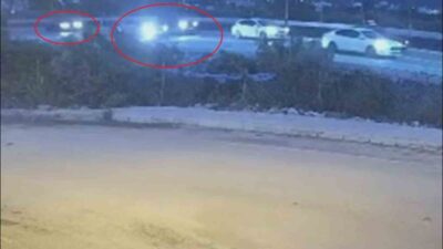 Samandağ ilçesinde hızla seyreden bir aracın, kırmızı ışıkta bekleyen 2