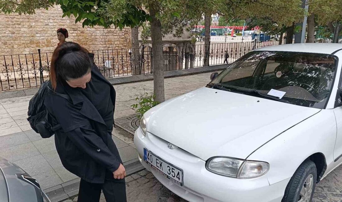 Kırşehir’de, Yenice Mahallesi Melikgazi Caddesi’nde bir otomobilin kaput kısmına sıkışan