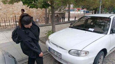 Kırşehir’de, Yenice Mahallesi Melikgazi Caddesi’nde bir otomobilin kaput kısmına sıkışan