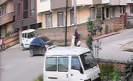 İnegöl ilçesinde meydana gelen trafik kazasında motosiklet sürücüsü otomobille çarpışarak