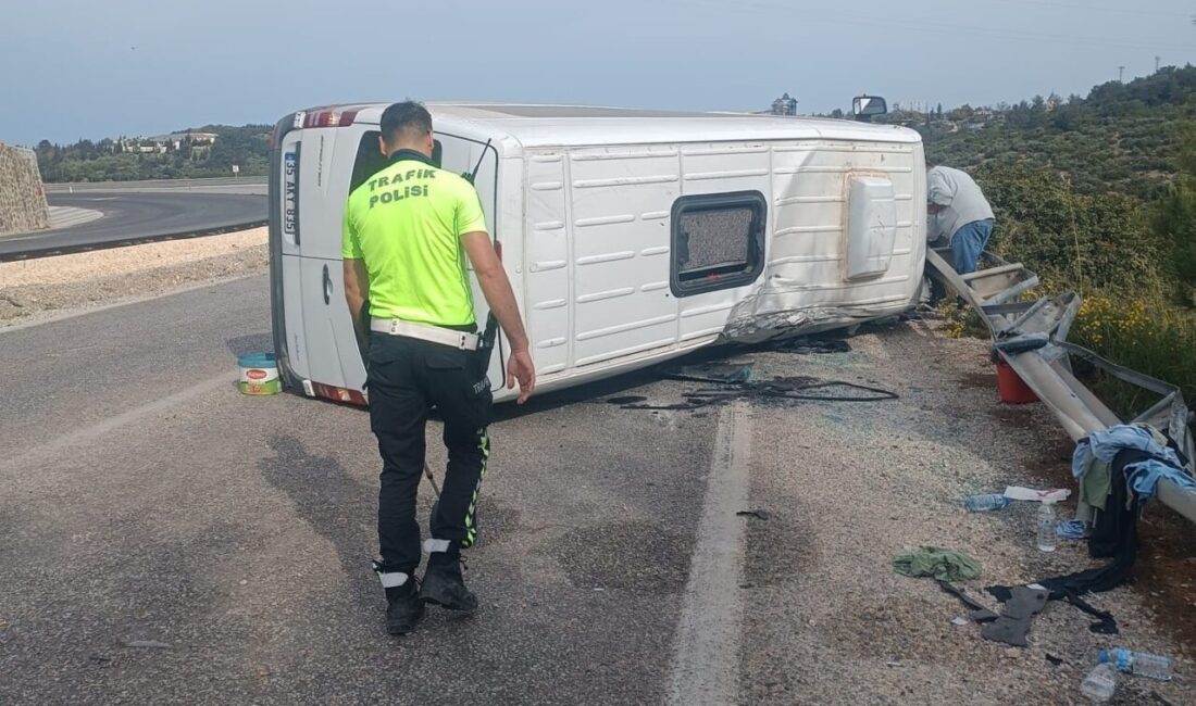 Kuşadası ilçesinde meydana gelen trafik kazasında, yolcu minibüsü ile otomobilin
