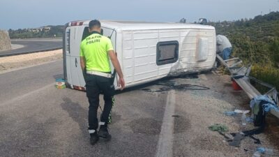 Kuşadası ilçesinde meydana gelen trafik kazasında, yolcu minibüsü ile otomobilin