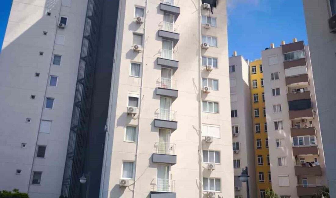 Antalya’nın Aksu ilçesinde Kemerağzı Mahallesi’nde bulunan 12 katlı bir apartmanın