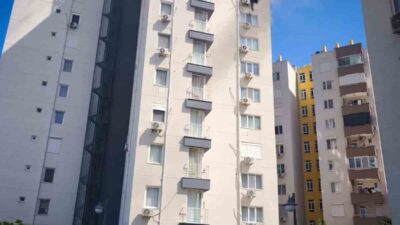 Antalya’nın Aksu ilçesinde Kemerağzı Mahallesi’nde bulunan 12 katlı bir apartmanın