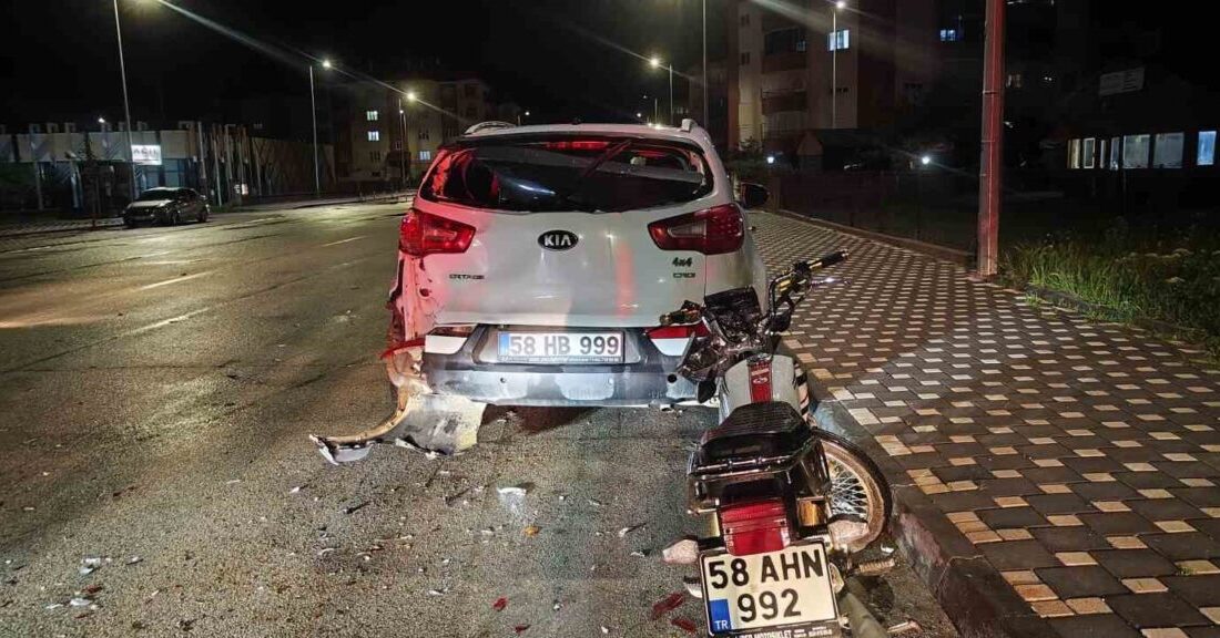 Sivas’ta meydana gelen bir kazada, park halindeki bir cipe çarpan