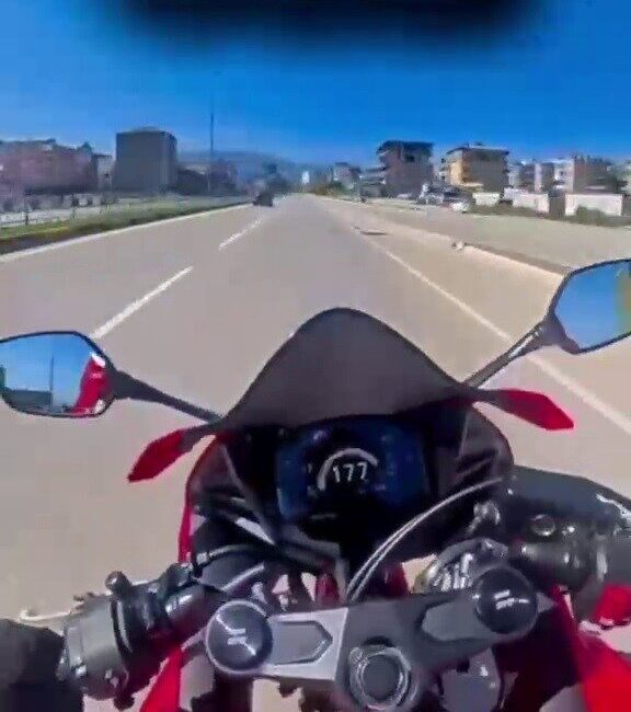 Hatay’da trafik akışına aldırış etmeden İskenderun ilçesinde motosiklet kullanarak 177