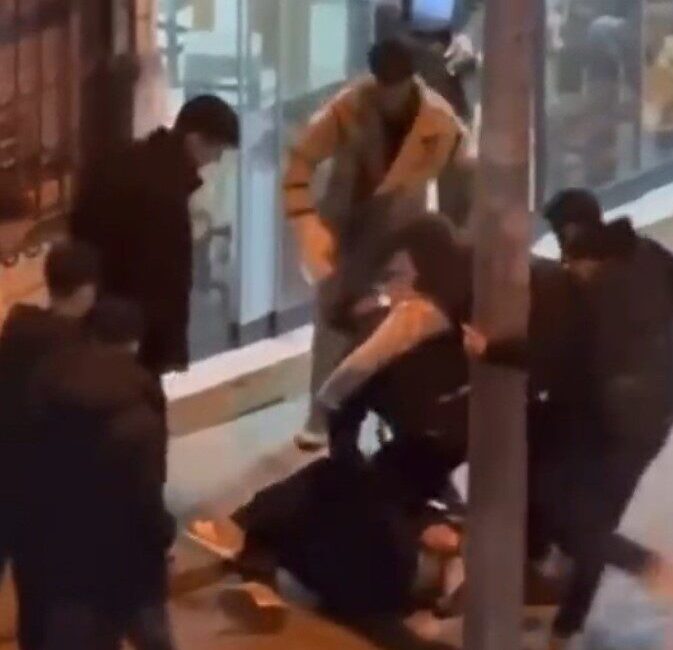 Pendik ilçesinde yaşanan olayda, bilinmeyen sebeplerle dört kişilik bir grup,