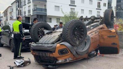 Aksaray’da meydana gelen trafik kazasında pikap ile suv tipi aracın