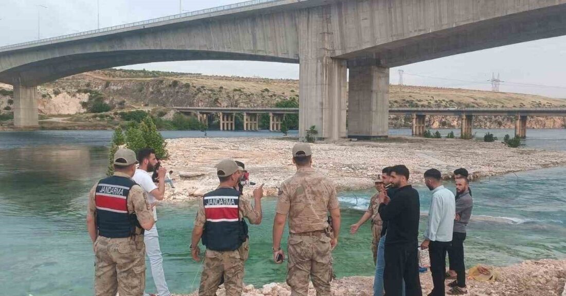 Adıyaman ilinde Fırat Nehri üzerinde bulunan köprünün altında piknik yapan