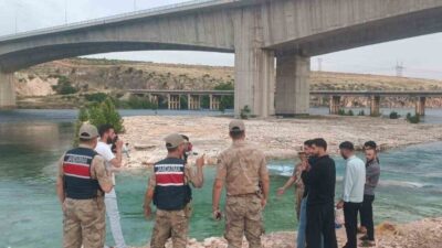 Adıyaman ilinde Fırat Nehri üzerinde bulunan köprünün altında piknik yapan