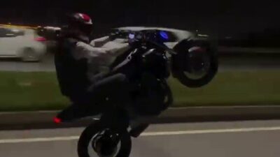 Hatay ilinde plakasını çıkardığı motosikletle akrobatik numaralar sergileyip bu anları
