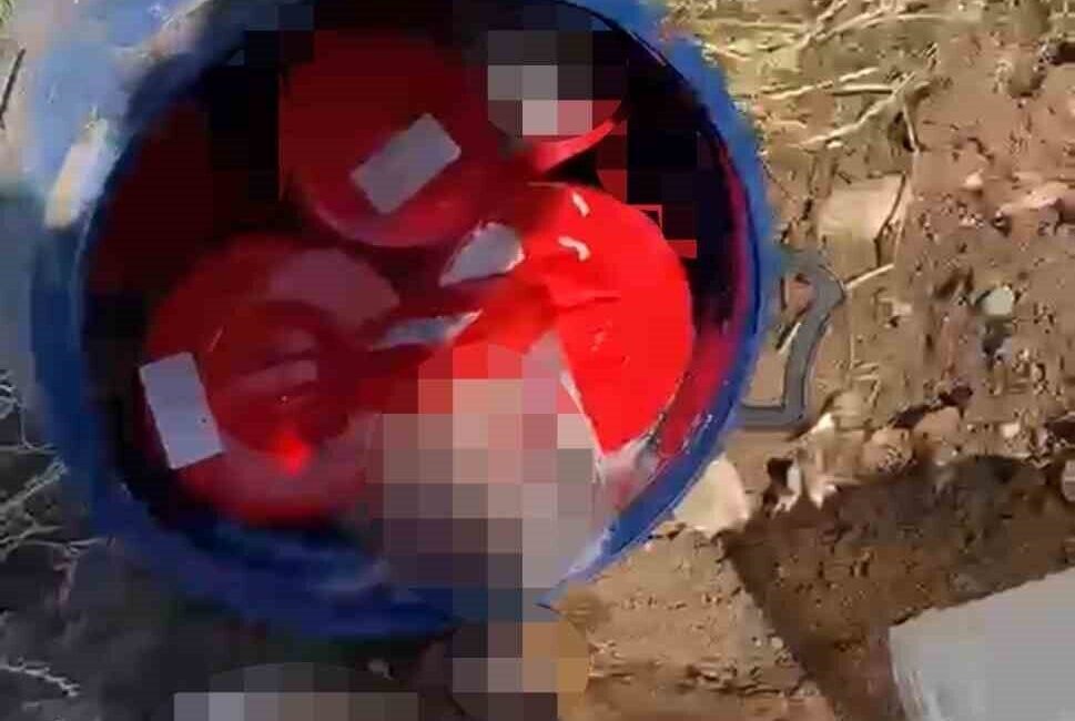 Şanlıurfa’da Yeni Asri mezarlıkta, bir bidonun içindeki plastik kutularda 21