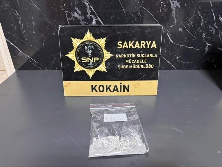 Sakarya’da gerçekleştirilen operasyonda, Kuzey Marmara Otoyolu gişelerinde durdurulan bir araçta