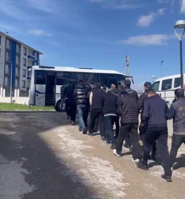 Erzurum merkezli 12 ilde düzenlenen bir operasyonda, polis ve savcı