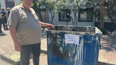 İzmir’in Buca ilçesinde bir çöp konteynerinde bulunan poşetlerin içinde toplam