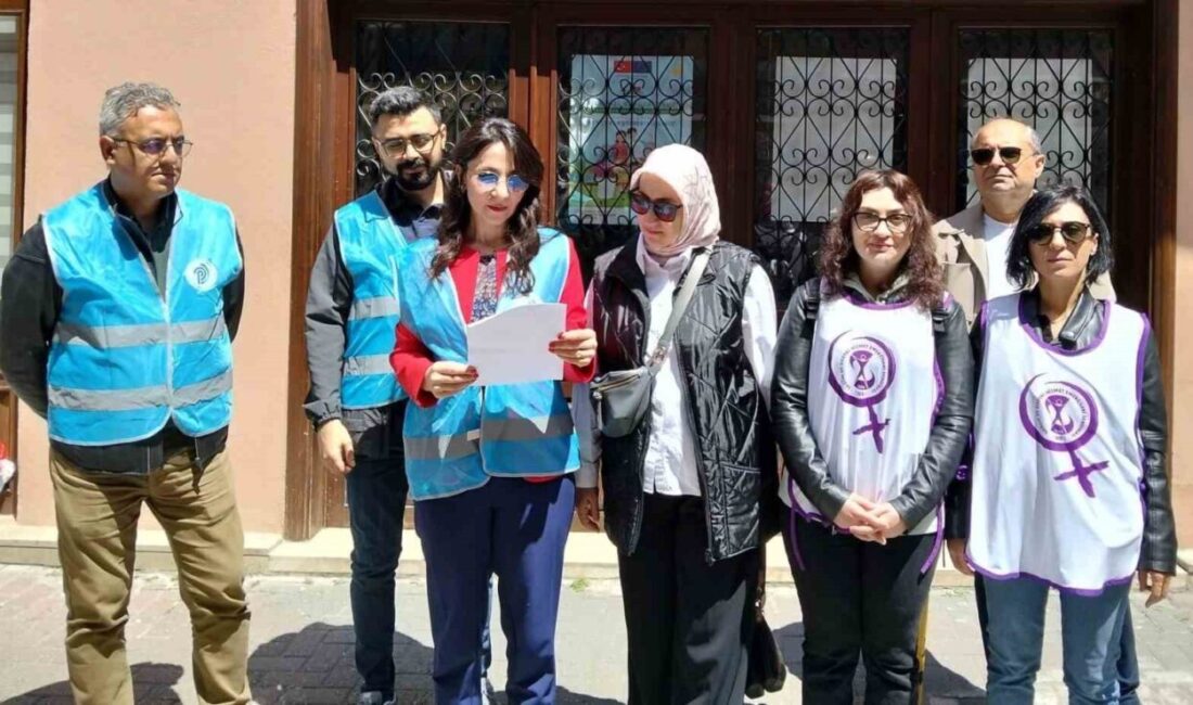Hakkari’deki Aile ve Sosyal Hizmetler İl Müdürlüğü binasında çalışan bir