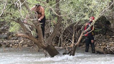 Tunceli’de Pülümür Çayı’nda yüzerken akıntıya kapılan ve bir ağacın üzerinde