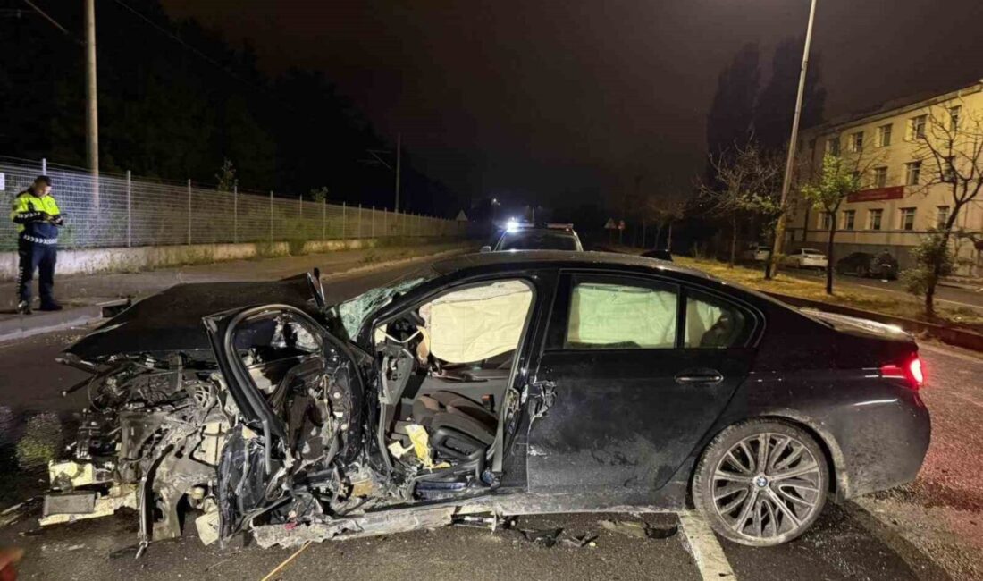 Eskişehir’de, dün gece meydana gelen bir kaza sonucunda araç refüje