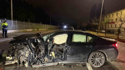 Eskişehir’de, dün gece meydana gelen bir kaza sonucunda araç refüje