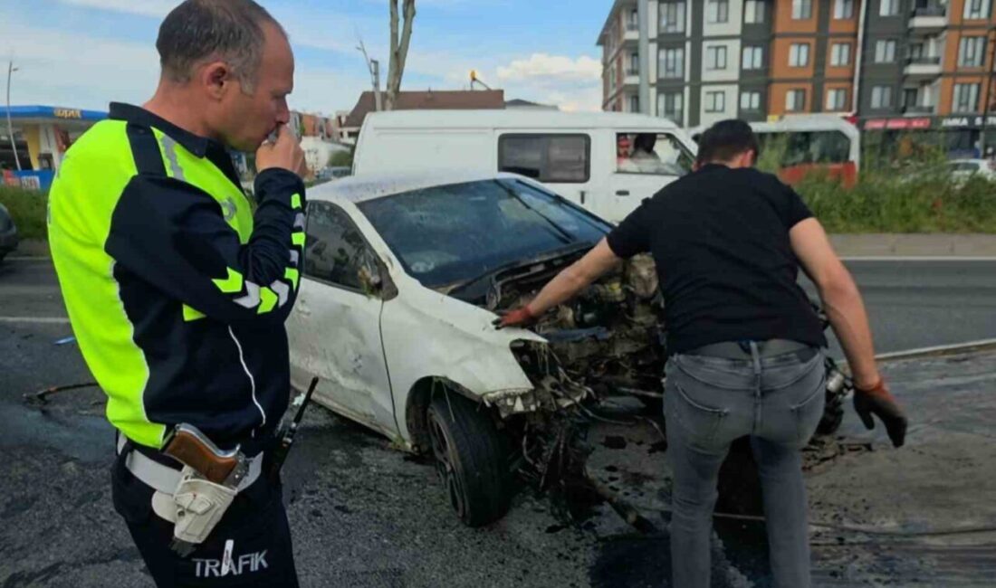 Düzce’de meydana gelen trafik kazasında, bir otomobil refüjdeki betonlara ve