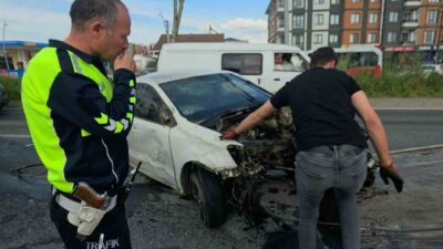 Düzce’de meydana gelen trafik kazasında, bir otomobil refüjdeki betonlara ve