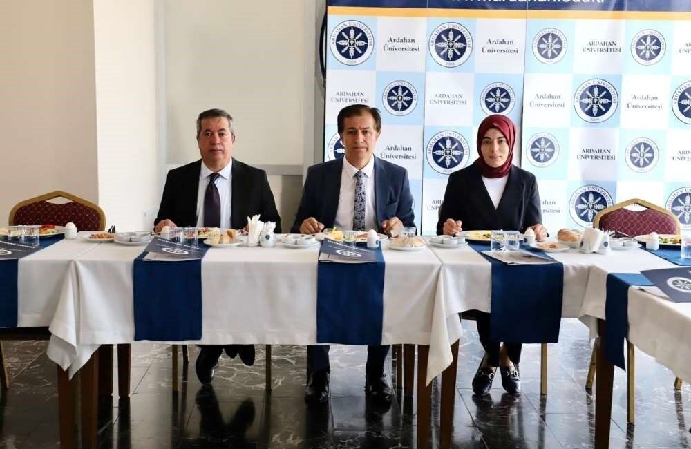 Ardahan Üniversitesi Rektörü Prof. Dr. Öztürk Emiroğlu, basın mensuplarıyla bir