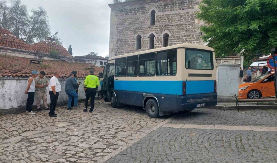 Safranbolu ilçesine bağlı Karabük’te, freni boşalan bir yolcu dolmuşu, park