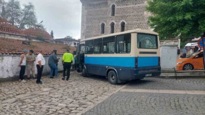 Safranbolu ilçesine bağlı Karabük’te, freni boşalan bir yolcu dolmuşu, park