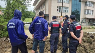 Bartın’ın Kozcağız beldesinde meydana gelen şiddetli yağışın ardından, sağlık ocağında