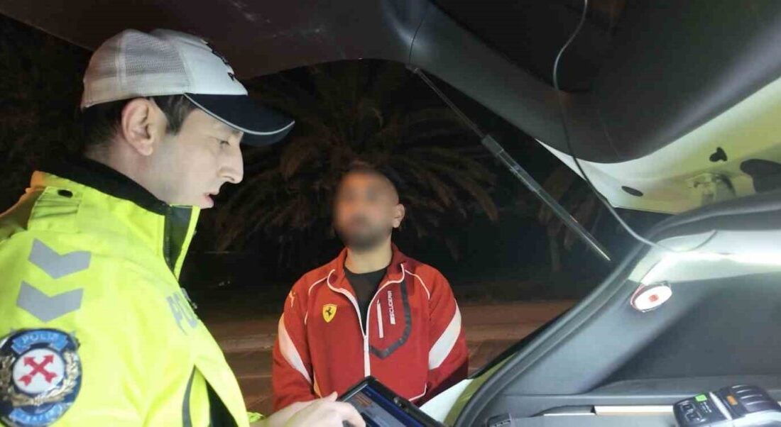İstanbul Kadıköy sahil yolu üzerinde seyir halindeki bir araç, camdan