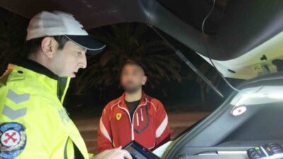 İstanbul Kadıköy sahil yolu üzerinde seyir halindeki bir araç, camdan