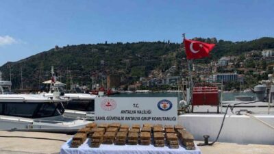 Alanya ilçesinde, Sahil Güvenlik ekipleri tarafından sahile vuran şüpheli pakette
