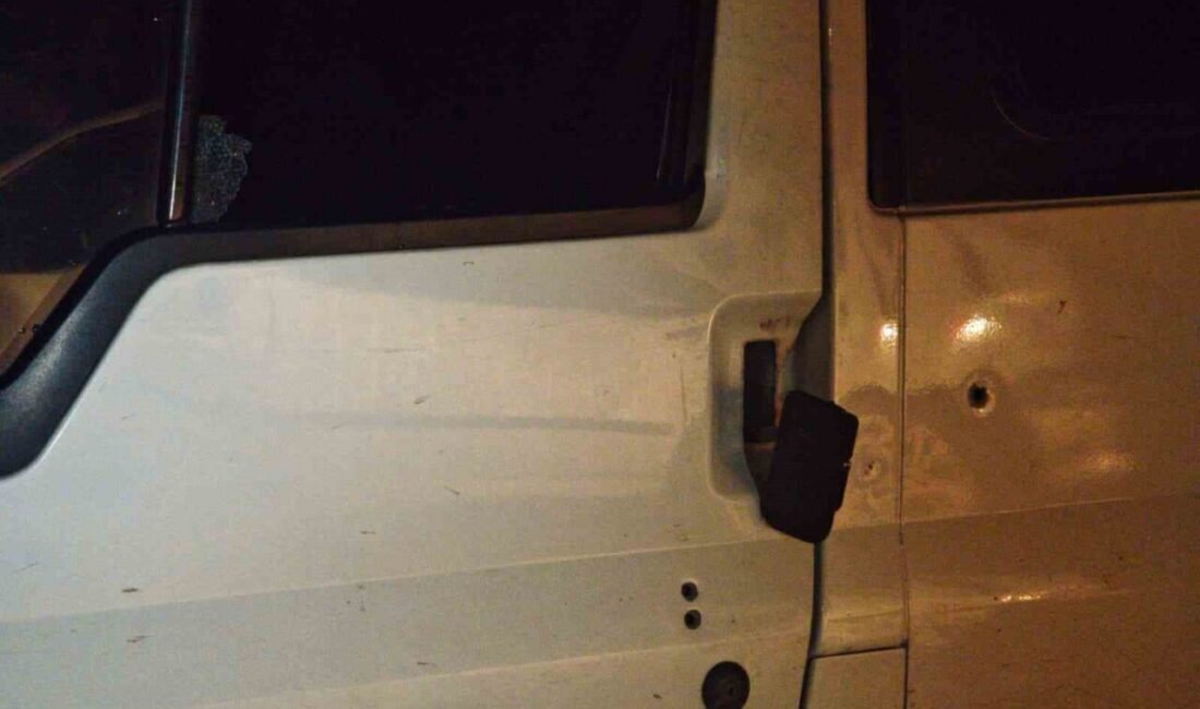 Sakarya’nın Akyazı ilçesinde bir minibüs içindeki iki kişinin tabanca ile