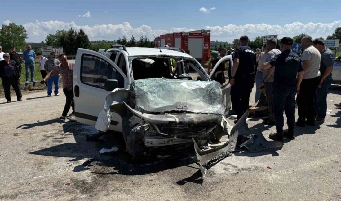 Sakarya’nın Kaynarca ilçesinde meydana gelen trafik kazasında, otomobil ile hafif