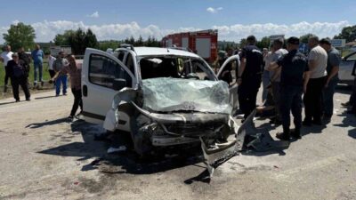 Sakarya’nın Kaynarca ilçesinde meydana gelen trafik kazasında, otomobil ile hafif