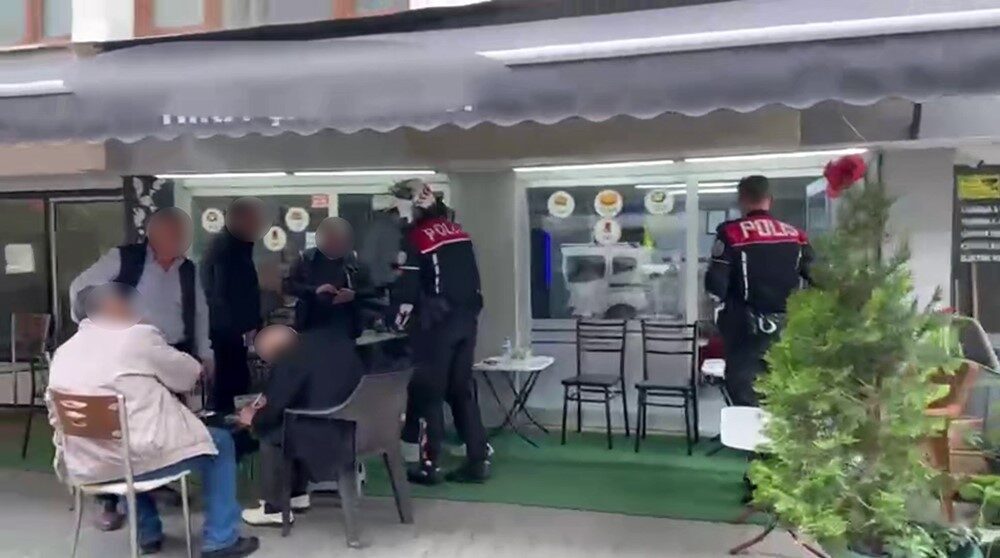 Sakarya’da polis tarafından gerçekleştirilen bir operasyonda, çay ocaklarında yaşlı erkek