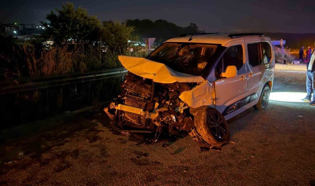 Sakarya’nın Kaynarca ilçesinde meydana gelen trafik kazasında otomobil ile hafif